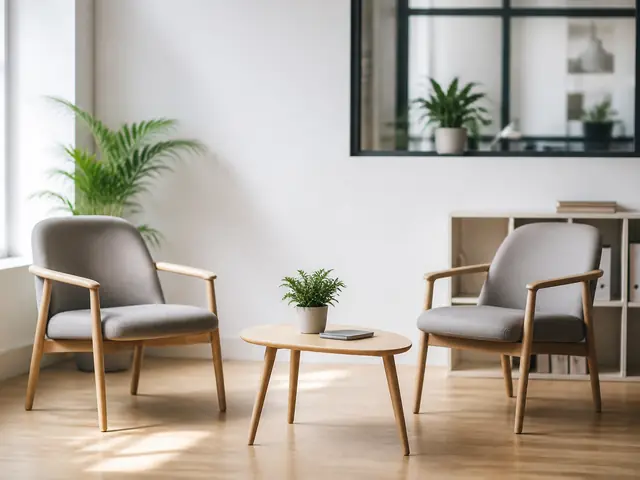 Deux fauteuils vides autour d’une petite table basse dans un bureau lumineux