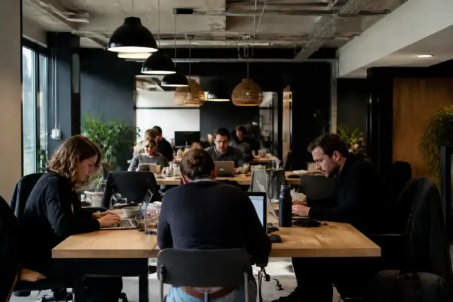 Personnes travaillant sur ordinateurs dans un espace de coworking à Nantes pour 123businessmag.fr