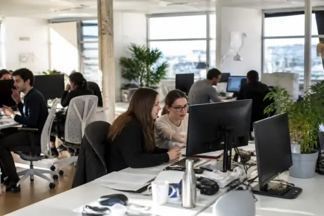 Des personnes collaborent dans un bureau à Nantes aux côtés de b2b-network-entreprise.