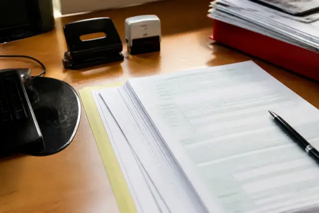 Formulaires administratifs et tampons de bureau illustrant la différence entre numéro SIREN et SIRET