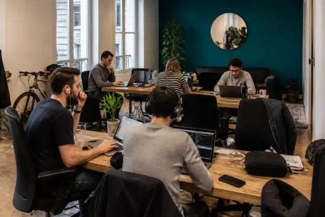 Personnes travaillant dans un espace de coworking à Lyon pour Le Portail du Business