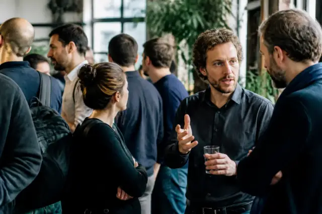 Personnes discutant lors d'un événement professionnel à Toulouse pour les entreprises Frenchy