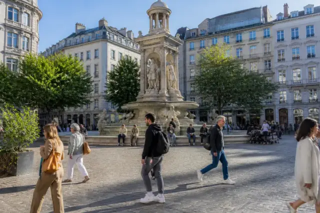 Des passants autour de la fontaine des Jacobins à Lyon sur wizica-business.fr